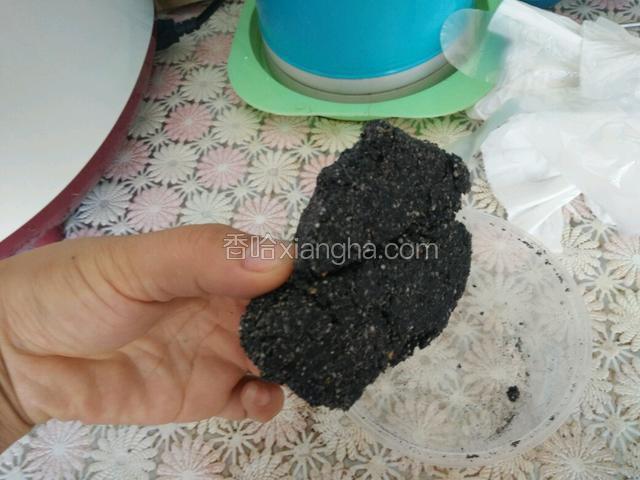 像图中那样，戴上手套，用手使劲攥成团。