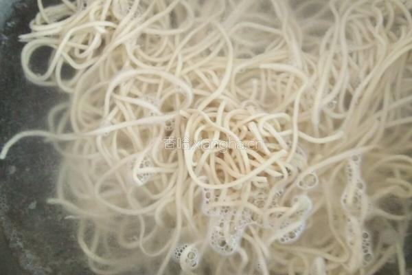 肉末茄子拌面的做法图解2