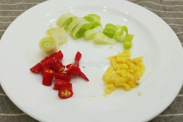 鲫鱼冬瓜汤的做法图解2