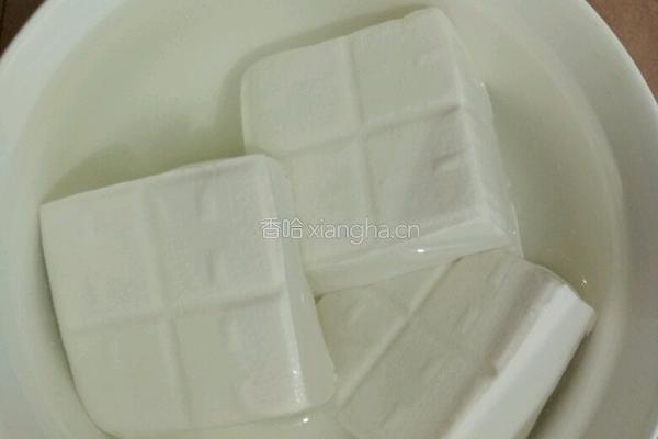 鱼头豆腐汤的做法图解2