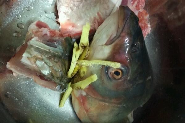 鱼头豆腐汤的做法图解1