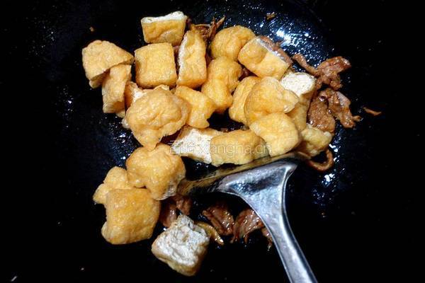 油豆腐炒瘦肉的做法图解5
