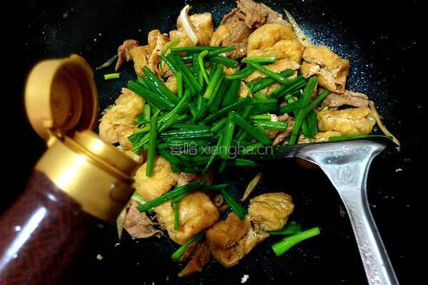 油豆腐炒瘦肉的做法图解7