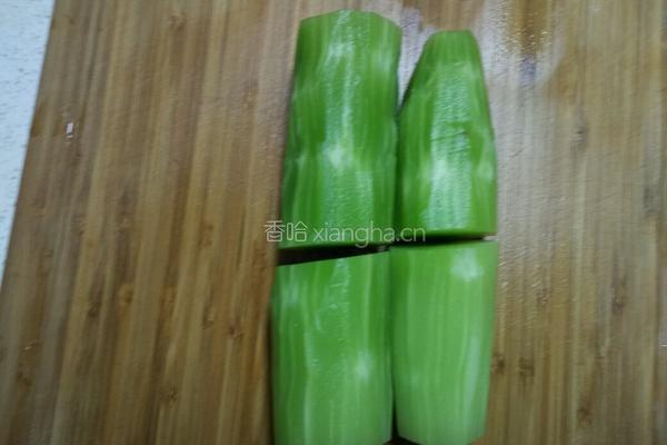 凉拌青笋丝的做法图解1