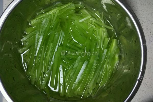 凉拌青笋丝的做法图解2