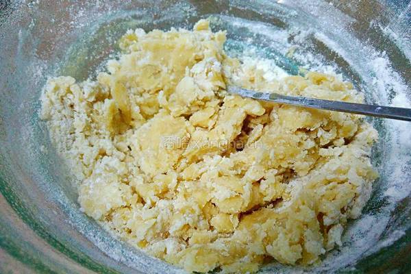 广式豆沙蛋黄月饼的做法图解9