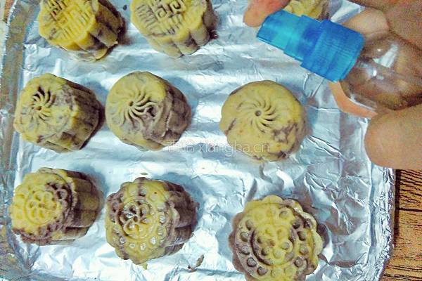 广式豆沙蛋黄月饼的做法图解21