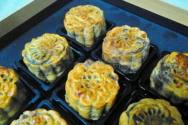 广式豆沙蛋黄月饼的做法图解26
