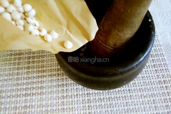川贝银耳百合枸杞炖雪梨的做法图解2
