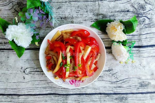 五花肉炒红彩椒
