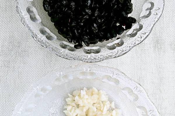 豆豉辣椒的做法图解1