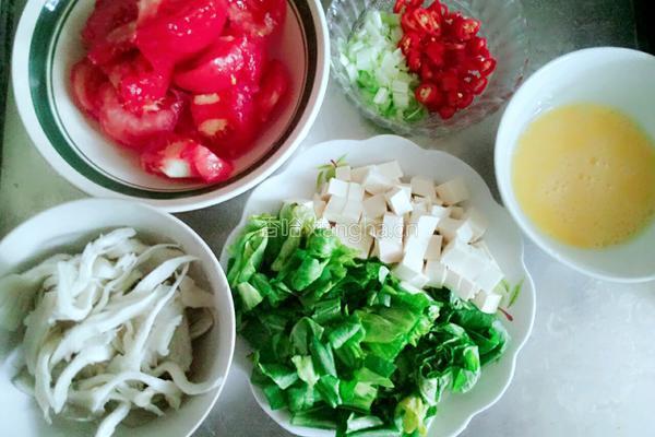 西红柿炒蘑菇鸡蛋浇汁手擀面的做法图解2