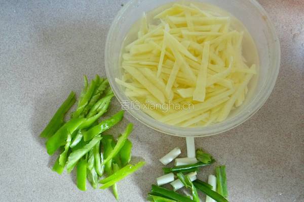 辣椒炒土豆丝的做法图解2
