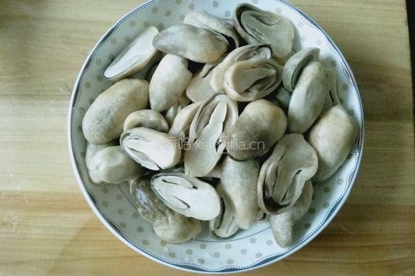 瘦肉腊肉炒草姑的做法图解2