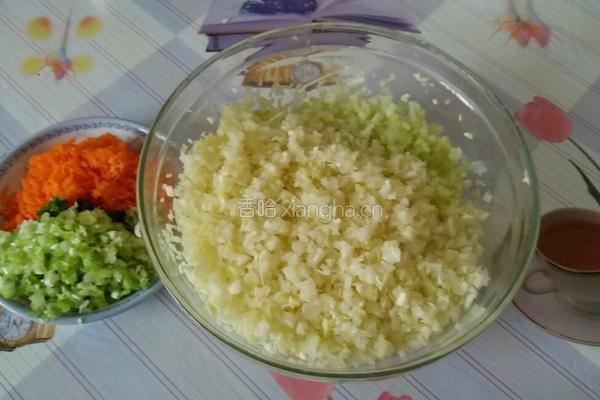 圆白菜猪肉馅饺子的做法图解3