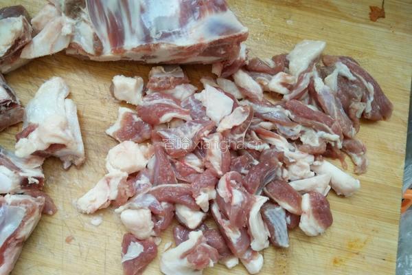 辣椒炒羊肉的做法图解1