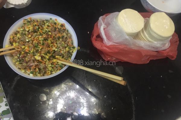 玉米红萝卜猪肉葱花饺子的做法图解3