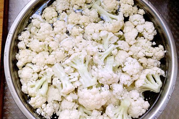 风味炒菜花的做法图解1