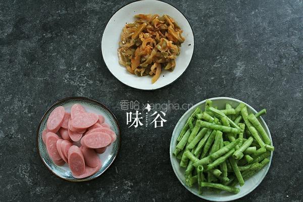 火腿肠炒榨菜的做法图解1