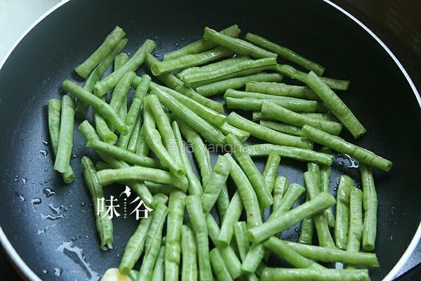 火腿肠炒榨菜的做法图解3