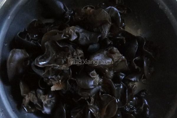 洋葱木耳的做法图解2