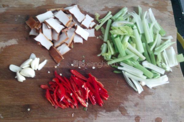豆干炒芹菜的做法图解2