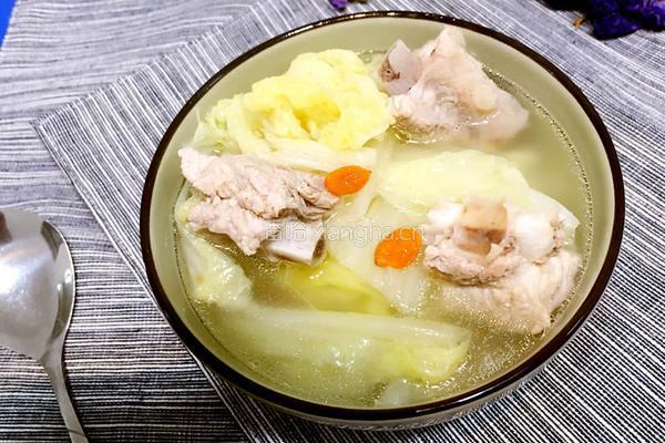 白菜炖排骨的做法图解1