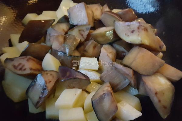 土豆烧茄子的做法图解6