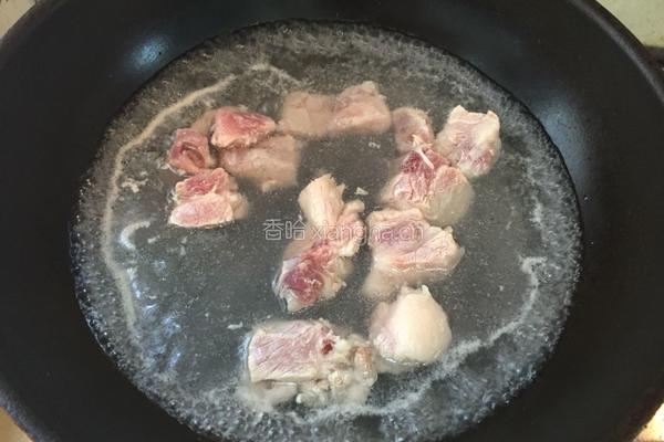 白菜炖排骨的做法图解2