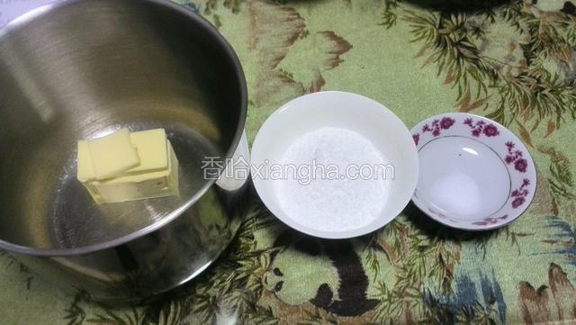 黄油融软加糖粉加盐