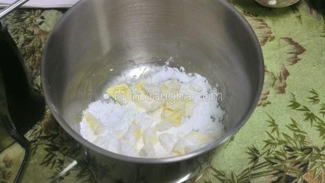 用打蛋器低速搅拌成光滑的液体