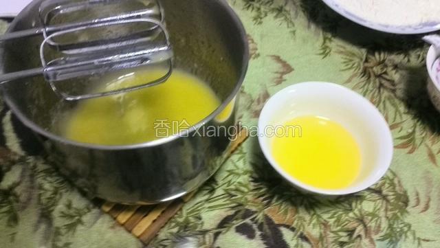 分三次加入玉米油边加边打的形式打均匀