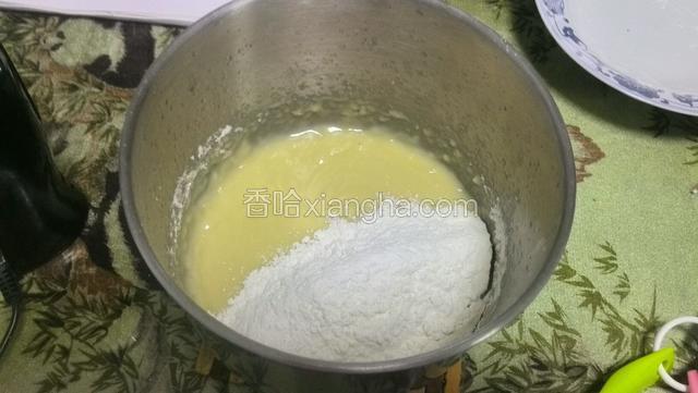 过撒的低筋粉分三次加入翻拌均匀
