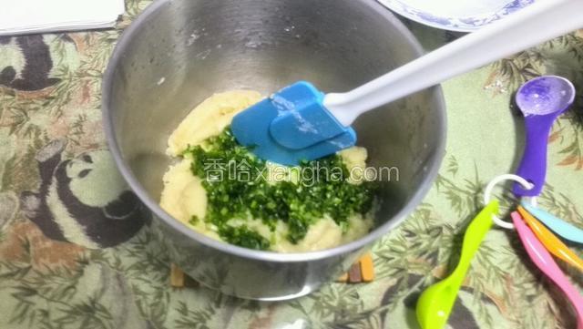 加入香葱搅拌均匀