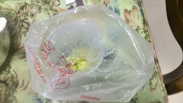装入裱花嘴的裱花袋