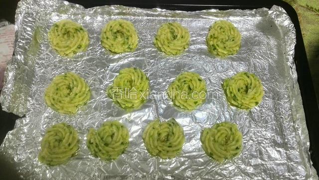 烤盘里放烤盘纸或锡纸，用裱花嘴挤出自己喜欢的图案，我用大号的曲奇裱花嘴
