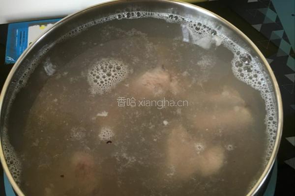 竹笋排骨汤的做法图解2