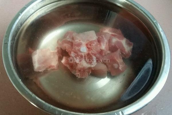 家常莲藕排骨汤的做法图解2