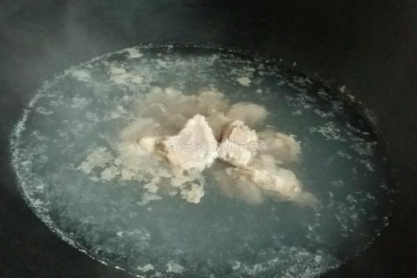 家常莲藕排骨汤的做法图解3
