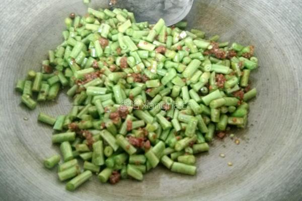 橄榄菜炒豆角的做法图解7