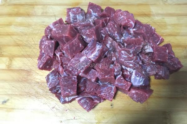 砂锅炖牛肉的做法图解1
