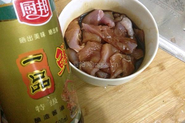猪肉炒木耳的做法图解1