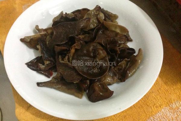 猪肉炒木耳的做法图解2