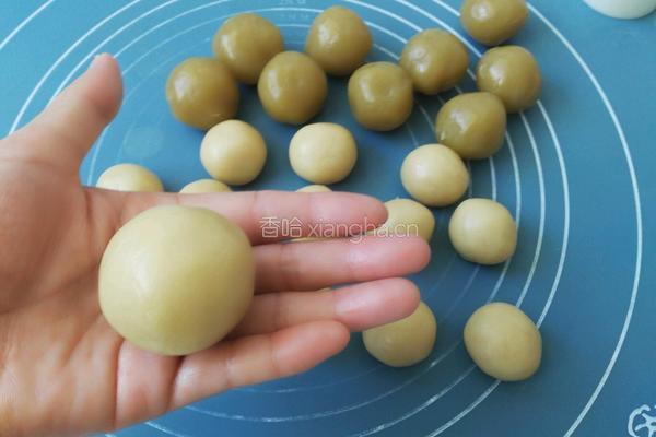 广式莲蓉月饼的做法图解11