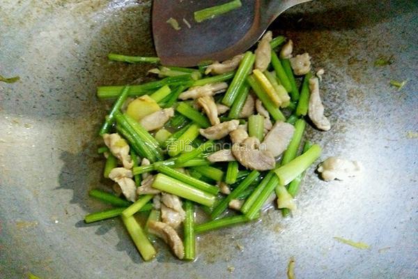 芹菜炒鸡肉的做法图解7