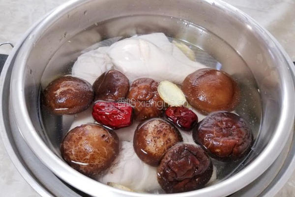 香菇煲鸡汤的做法图解4