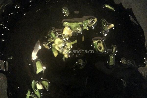 胡萝卜炒鸡肝的做法图解3