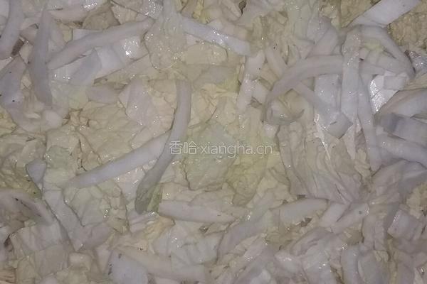 大白菜腌肉炒粉条的做法图解1