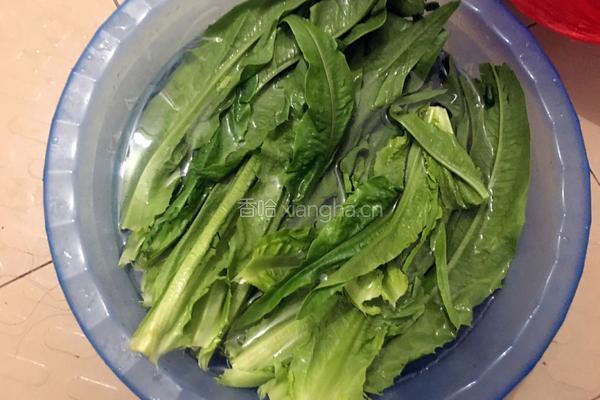 豆鼓鲮鱼油麦菜的做法图解1