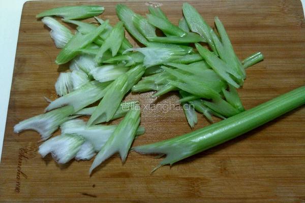素炒芹菜的做法图解2